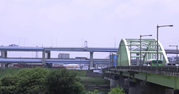 ダウンタウン ストリートとハイウェイ テレフォトの交通渋滞 高品質の4K映像を公開しました 東京都高川の近くに位置するアダチ地区 — ストック動画