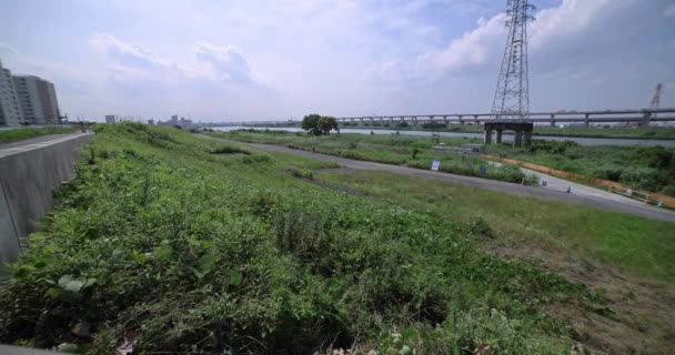川の広いショットの近くの市街地の渋滞 高品質の4K映像を公開しました 東京都高川の近くに位置するアダチ地区 — ストック動画