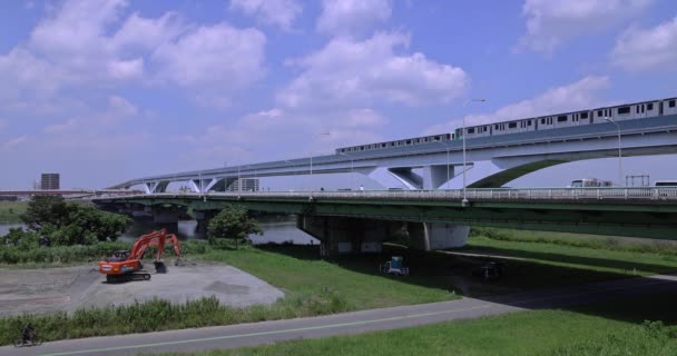 東京ワイドショットの高速道路と鉄道の渋滞 高品質の4K映像を公開しました 東京都高川の近くに位置するアダチ地区 — ストック動画