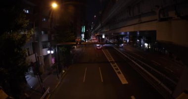 Tokyo 'daki şehir caddesinde gece trafiği sıkışıklığı. Yüksek kalite 4K görüntü. Shibuya Bölgesi Sasazuka Tokyo Japonya 07.07.2023 Tokyo 'nun merkezidir.. 