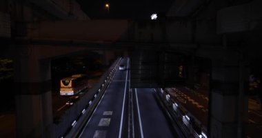 Şehir caddesinde, otoyolun altında bir gece trafiği sıkışıklığı. Yüksek kalite 4K görüntü. Shibuya Bölgesi Sasazuka Tokyo Japonya 07.07.2023 Tokyo 'nun merkezidir.. 