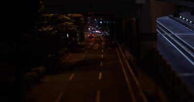 Tokyo 'daki şehir caddesinde gece minyatür bir trafik sıkışıklığı. Yüksek kalite 4K görüntü. Shibuya Bölgesi Sasazuka Tokyo Japonya 07.07.2023 Tokyo 'nun merkezidir.. 