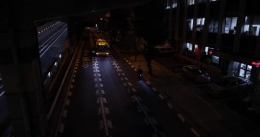 Şehir caddesinde, otoyolun altında bir gece trafiği sıkışıklığı. Yüksek kalite 4K görüntü. Shibuya Bölgesi Sasazuka Tokyo Japonya 07.07.2023 Tokyo 'nun merkezidir.. 