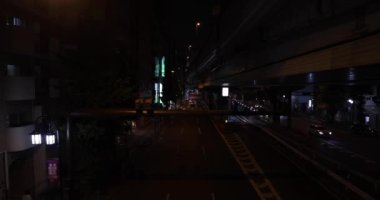 Şehir caddesinde, otoyolun altında bir gece trafiği sıkışıklığı. Yüksek kalite 4K görüntü. Shibuya Bölgesi Sasazuka Tokyo Japonya 07.07.2023 Tokyo 'nun merkezidir.. 
