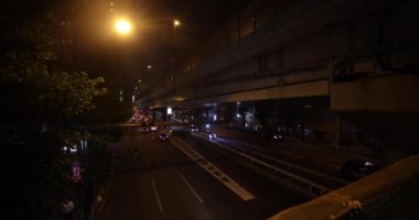 Şehir caddesinde, otoyolun altında bir gece trafiği sıkışıklığı. Yüksek kalite 4K görüntü. Shibuya Bölgesi Sasazuka Tokyo Japonya 07.07.2023 Tokyo 'nun merkezidir.. 