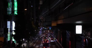 Tokyo 'daki şehir caddesinde gece trafiği sıkışık. Yüksek kalite 4K görüntü. Shibuya Bölgesi Sasazuka Tokyo Japonya 07.07.2023 Tokyo 'nun merkezidir.. 