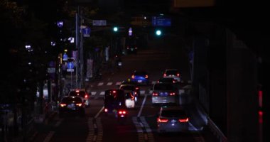 Tokyo 'daki şehir caddesinde gece trafiği sıkışık. Yüksek kalite 4K görüntü. Shibuya Bölgesi Sasazuka Tokyo Japonya 07.07.2023 Tokyo 'nun merkezidir.. 