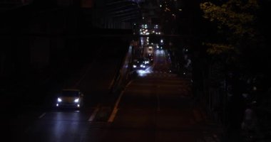 Tokyo 'daki şehir caddesinde gece trafiği sıkışık. Yüksek kalite 4K görüntü. Shibuya Bölgesi Sasazuka Tokyo Japonya 07.07.2023 Tokyo 'nun merkezidir.. 