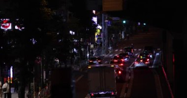 Tokyo 'daki şehir caddesinde gece trafiği sıkışık. Yüksek kalite 4K görüntü. Shibuya Bölgesi Sasazuka Tokyo Japonya 07.07.2023 Tokyo 'nun merkezidir.. 