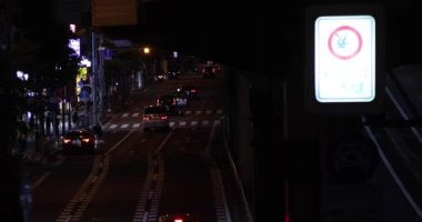 Tokyo 'daki şehir caddesinde gece trafiği sıkışık. Yüksek kalite 4K görüntü. Shibuya Bölgesi Sasazuka Tokyo Japonya 07.07.2023 Tokyo 'nun merkezidir.. 