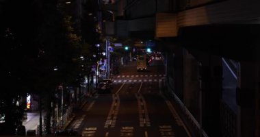 Tokyo 'daki şehir caddesinde gece trafiği sıkışık. Yüksek kalite 4K görüntü. Shibuya Bölgesi Sasazuka Tokyo Japonya 07.07.2023 Tokyo 'nun merkezidir.. 