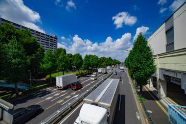 Takashimadaira Tokyo 'da şehir merkezinde trafik sıkışıklığı var. Yüksek kalite fotoğraf. Itabashi bölgesi Takashimadaira Tokyo 07.18.2023 Tokyo 'da bir şehir caddesi..