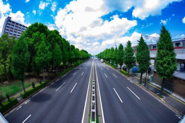 Takashimadaira Tokyo 'da boş bir cadde. Yüksek kalite fotoğraf. Itabashi bölgesi Takashimadaira Tokyo 07.18.2023 Tokyo 'da bir şehir caddesi..