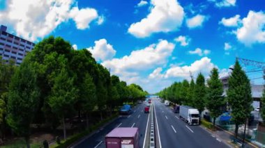 Takashimadaira Tokyo 'daki şehir merkezinde trafik sıkışıklığı zamanı. Yüksek kalite 4K görüntü. Itabashi bölgesi Takashimadaira Tokyo 07.18.2023 Tokyo 'da bir şehir caddesi..