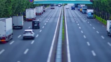 Takashimadaira Tokyo 'daki şehir merkezinde trafik sıkışıklığı zamanı. Yüksek kalite 4K görüntü. Itabashi bölgesi Takashimadaira Tokyo 07.18.2023 Tokyo 'da bir şehir caddesi..
