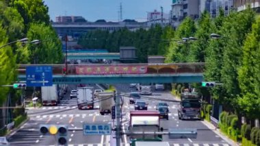 Takashimadaira Tokyo 'daki şehir merkezinde trafik sıkışıklığı zamanı. Yüksek kalite 4K görüntü. Itabashi bölgesi Takashimadaira Tokyo 07.18.2023 Tokyo 'da bir şehir caddesi..