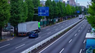 Takashimadaira Tokyo 'daki şehir merkezinde trafik sıkışıklığı zamanı. Yüksek kalite 4K görüntü. Itabashi bölgesi Takashimadaira Tokyo 07.18.2023 Tokyo 'da bir şehir caddesi..