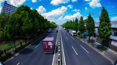 Takashimadaira Tokyo 'daki şehir merkezinde trafik sıkışıklığı zamanı. Yüksek kalite 4K görüntü. Itabashi bölgesi Takashimadaira Tokyo 07.18.2023 Tokyo 'da bir şehir caddesi..