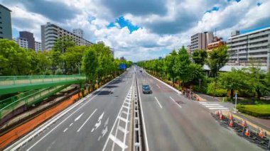 Takashimadaira Tokyo 'daki şehir merkezinde trafik sıkışıklığı zamanı. Yüksek kalite 4K görüntü. Itabashi bölgesi Takashimadaira Tokyo 07.18.2023 Tokyo 'da bir şehir caddesi..