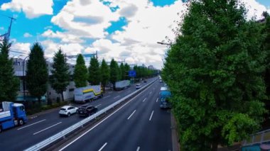 Takashimadaira Tokyo 'daki şehir merkezinde trafik sıkışıklığı zamanı. Yüksek kalite 4K görüntü. Itabashi bölgesi Takashimadaira Tokyo 07.18.2023 Tokyo 'da bir şehir caddesi..