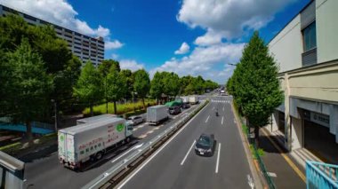 Takashimadaira Tokyo 'daki şehir merkezinde trafik sıkışıklığı zamanı. Yüksek kalite 4K görüntü. Itabashi bölgesi Takashimadaira Tokyo 07.18.2023 Tokyo 'da bir şehir caddesi..