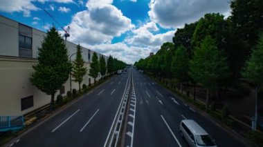 Takashimadaira Tokyo 'daki şehir merkezinde trafik sıkışıklığı zamanı. Yüksek kalite 4K görüntü. Itabashi bölgesi Takashimadaira Tokyo 07.18.2023 Tokyo 'da bir şehir caddesi..