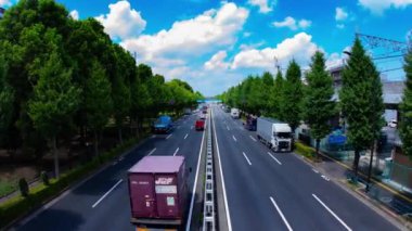 Takashimadaira Tokyo 'daki şehir merkezinde trafik sıkışıklığı zamanı. Yüksek kalite 4K görüntü. Itabashi bölgesi Takashimadaira Tokyo 07.18.2023 Tokyo 'da bir şehir caddesi..