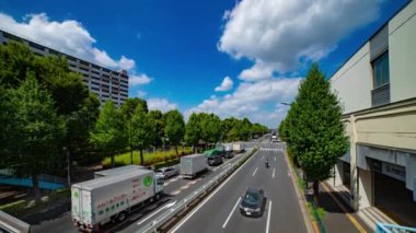 Takashimadaira Tokyo 'daki şehir merkezinde trafik sıkışıklığı zamanı. Yüksek kalite 4K görüntü. Itabashi bölgesi Takashimadaira Tokyo 07.18.2023 Tokyo 'da bir şehir caddesi..