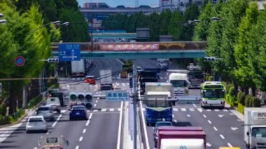 Takashimadaira Tokyo 'daki şehir merkezinde trafik sıkışıklığı zamanı. Yüksek kalite 4K görüntü. Itabashi bölgesi Takashimadaira Tokyo 07.18.2023 Tokyo 'da bir şehir caddesi..