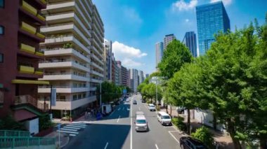 Tokyo 'daki şehir caddesindeki trafik sıkışıklığının zamanı. Yüksek kalite 4K görüntü. Shinjuku bölgesi Tokyo 07.25.2022 Tokyo 'da bir şehir caddesi.. 