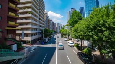Tokyo 'daki şehir caddesindeki trafik sıkışıklığının zamanı. Yüksek kalite 4K görüntü. Shinjuku bölgesi Tokyo 07.25.2022 Tokyo 'da bir şehir caddesi.. 