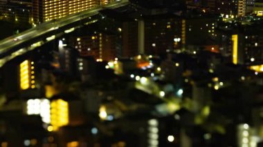 Osaka 'daki otoyolun yakınındaki minyatür şehir manzarasının gece çizelgesi. Yüksek kalite 4K görüntü. Asahi Bölgesi Osaka Japonya 04.09.2023 Burası Osaka 'da bilinen nehre yakın.. 