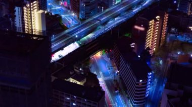 Osaka 'daki otobanda gece vakti çekilmiş bir şehir manzarası. Yüksek kalite 4K görüntü. Asahi Bölgesi Osaka Japonya 04.09.2023 Burası Osaka 'da bilinen nehre yakın.. 