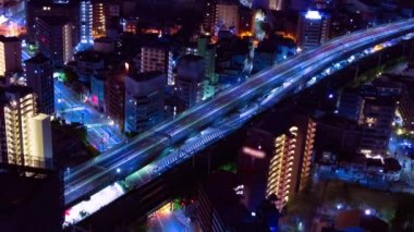 Osaka 'daki otobanda gece vakti çekilmiş bir şehir manzarası. Yüksek kalite 4K görüntü. Asahi Bölgesi Osaka Japonya 04.09.2023 Burası Osaka 'da bilinen nehre yakın.. 