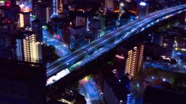 Osaka 'daki otobanda gece vakti çekilmiş bir şehir manzarası. Yüksek kalite 4K görüntü. Asahi Bölgesi Osaka Japonya 04.09.2023 Burası Osaka 'da bilinen nehre yakın.. 