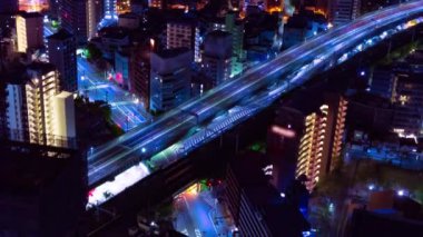 Osaka 'daki otobanda gece vakti çekilmiş bir şehir manzarası. Yüksek kalite 4K görüntü. Asahi Bölgesi Osaka Japonya 04.09.2023 Burası Osaka 'da bilinen nehre yakın.. 