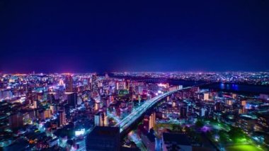 Osaka 'daki Yodo nehrinin yakınındaki şehir manzarasının gece çizelgesi. Yüksek kalite 4K görüntü. Asahi Bölgesi Osaka Japonya 04.09.2023 Burası Osaka 'da bilinen nehre yakın.. 