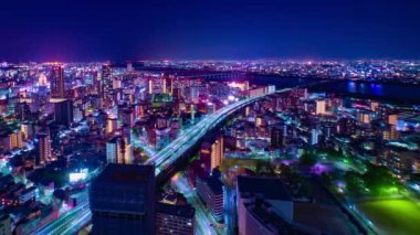 Osaka 'daki Yodo nehrinin yakınındaki şehir manzarasının gece çizelgesi. Yüksek kalite 4K görüntü. Asahi Bölgesi Osaka Japonya 04.09.2023 Burası Osaka 'da bilinen nehre yakın.. 