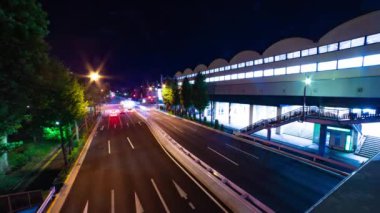 Takashimadaira Tokyo 'daki şehir merkezindeki trafik sıkışıklığı gecesi. Yüksek kalite 4K görüntü. Itabashi Bölgesi Takashimadaira Tokyo Japonya 08.21.2023 Tokyo 'da bir şehir merkezidir.