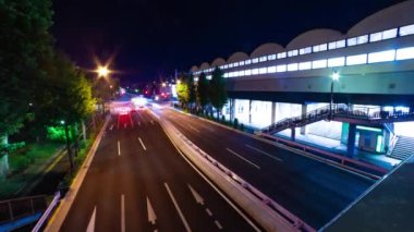 Takashimadaira Tokyo 'daki şehir merkezindeki trafik sıkışıklığı gecesi. Yüksek kalite 4K görüntü. Itabashi Bölgesi Takashimadaira Tokyo Japonya 08.21.2023 Tokyo 'da bir şehir merkezidir.