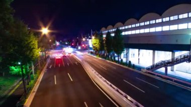 Takashimadaira Tokyo 'daki şehir merkezindeki trafik sıkışıklığı gecesi. Yüksek kalite 4K görüntü. Itabashi Bölgesi Takashimadaira Tokyo Japonya 08.21.2023 Tokyo 'da bir şehir merkezidir.