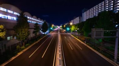 Takashimadaira Tokyo 'daki şehir merkezindeki trafik sıkışıklığı gecesi. Yüksek kalite 4K görüntü. Itabashi Bölgesi Takashimadaira Tokyo Japonya 08.21.2023 Tokyo 'da bir şehir merkezidir.