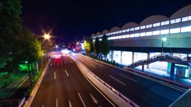 Takashimadaira Tokyo 'daki şehir merkezindeki trafik sıkışıklığı gecesi. Yüksek kalite 4K görüntü. Itabashi Bölgesi Takashimadaira Tokyo Japonya 08.21.2023 Tokyo 'da bir şehir merkezidir.