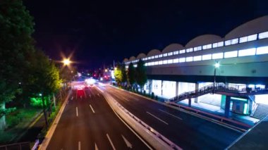 Takashimadaira Tokyo 'daki şehir merkezindeki trafik sıkışıklığı gecesi. Yüksek kalite 4K görüntü. Itabashi Bölgesi Takashimadaira Tokyo Japonya 08.21.2023 Tokyo 'da bir şehir merkezidir.