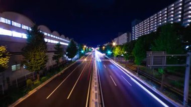 Takashimadaira Tokyo 'daki şehir merkezindeki trafik sıkışıklığı gecesi. Yüksek kalite 4K görüntü. Itabashi Bölgesi Takashimadaira Tokyo Japonya 08.21.2023 Tokyo 'da bir şehir merkezidir.