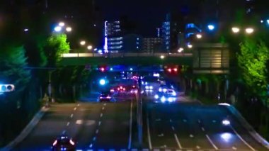 Takashimadaira Tokyo 'daki şehir merkezindeki trafik sıkışıklığı gecesi. Yüksek kalite 4K görüntü. Itabashi Bölgesi Takashimadaira Tokyo Japonya 08.21.2023 Tokyo 'da bir şehir merkezidir.