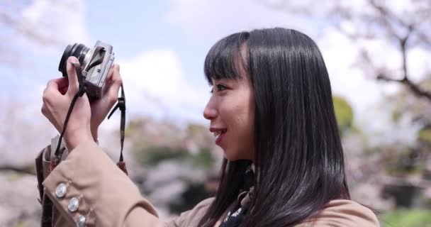 Ett Porträtt Japansk Kvinna Som Filmar Med Spegelfri Kamera Bakom — Stockvideo