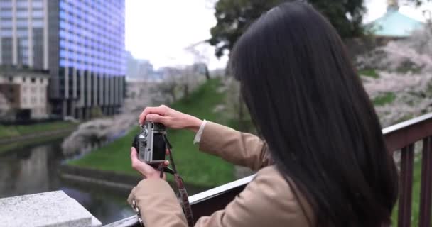 Retrato Una Mujer Japonesa Disparando Con Una Cámara Sin Espejo — Vídeo de stock