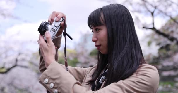 Portrét Japonské Ženy Natáčející Bezzrcadlovou Kamerou Třešňovým Kvítkem Kvalitní Záběry — Stock video