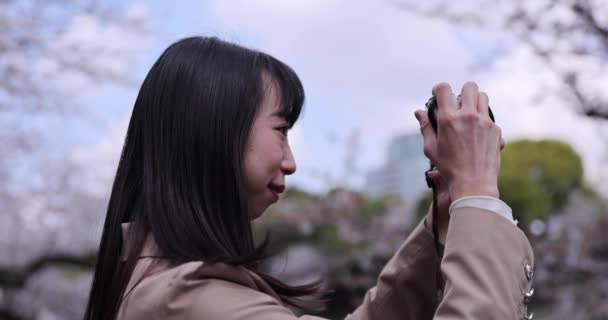 Retrato Una Mujer Japonesa Disparando Con Una Cámara Sin Espejo — Vídeo de stock